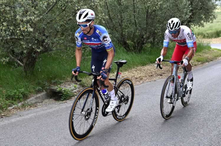 Джулиан Алафилиппе и Микро Маэстри в отрыве на 12-м этапе "Джиро д'Италия 2024"