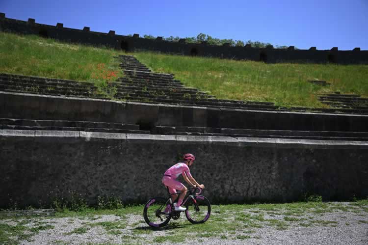 Лидер "Джиро д'Италия 2024" Тадей Погакар катается в амфитеатре Помпей