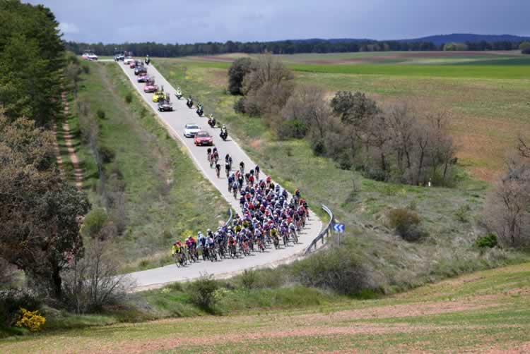 Пелотон проносится по живописным местам на 142,3 км четвертого этапа из Молина-де-Арагон в Сарагосу