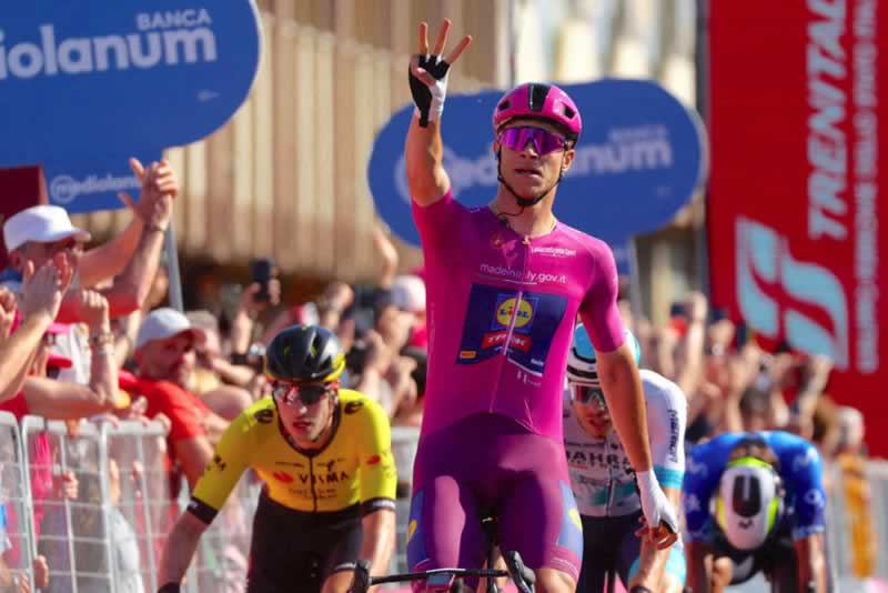 Джиро д'Италия 2024: Джонатан Милан (Lidl-Trek) выигрывает 13-й этап в Ченто и одерживает свою третью победу на Гранд-туре в этом году