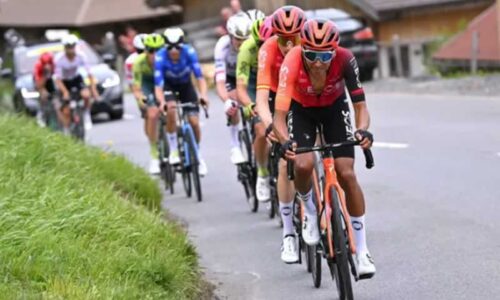 Иган Бернал (Ineos Grenadiers) сыграл ключевую роль в том, чтобы помочь товарищу по команде Карлосу Родригесу одержать победу в общем зачете на недавней велогонке "Тур де Романди"