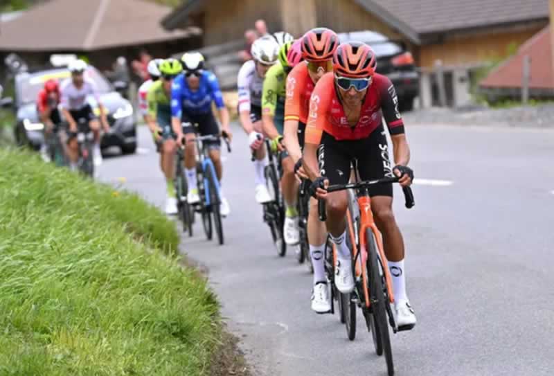 Иган Бернал (Ineos Grenadiers) сыграл ключевую роль в том, чтобы помочь товарищу по команде Карлосу Родригесу одержать победу в общем зачете на недавней велогонке "Тур де Романди"