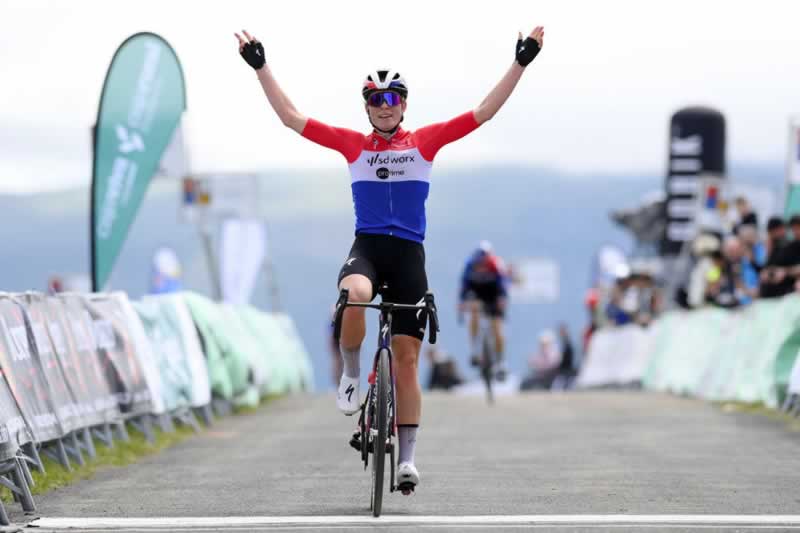 Деми Воллеринг празднует победу на втором этапе «Вуэльты в Бургосе» и выход в лидеры гонки