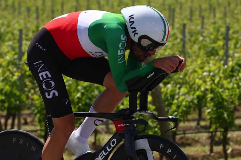 Филиппо Ганна во время 14-го этапа Джиро д'Италия с раздельным стартом