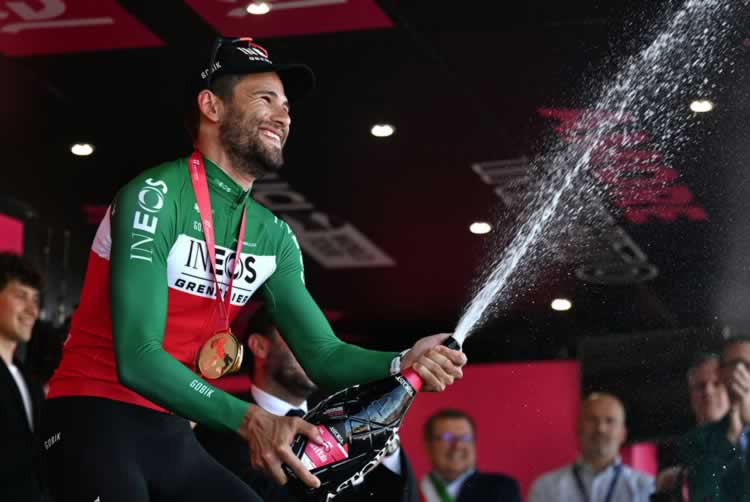 Филиппо Ганна празднует победу на подиуме после 14-го этапа 107-й Джиро д'Италия