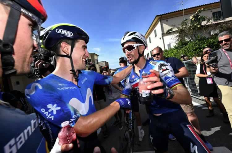 Вишневый сок, газировка и кетоновые напитки раздаются сотрудниками после этапа "Джиро д'Италия"