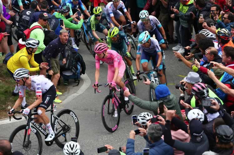 Тадей Погакар поднимается на гору в окружении болельщиков во время 15-го этапа «Джиро д'Италия»