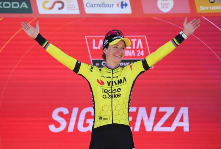 Марианна Вос из команды Visma-Lease a Bike празднует победу на подиуме седьмого этапа