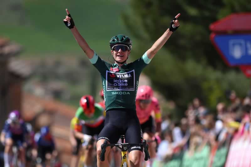Марианна Вос из команды Visma-Lease a Bike выигрывает 7-й этап в зеленой майке