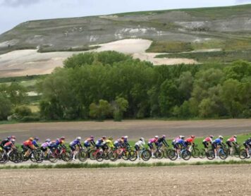 Общий вид на пелотон, несущийся через живописные пейзажи на 1-м этапе Вуэльты в Бургосе (Vuelta a Burgos Feminas 2024)