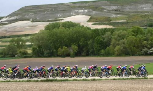 Общий вид на пелотон, несущийся через живописные пейзажи на 1-м этапе Вуэльты в Бургосе (Vuelta a Burgos Feminas 2024)