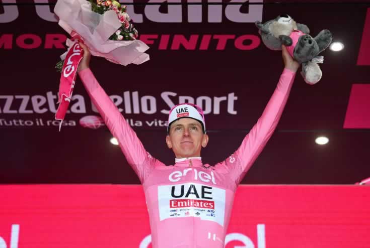 Тадей Погачар в розовой майке на Джиро д'Италия 2024