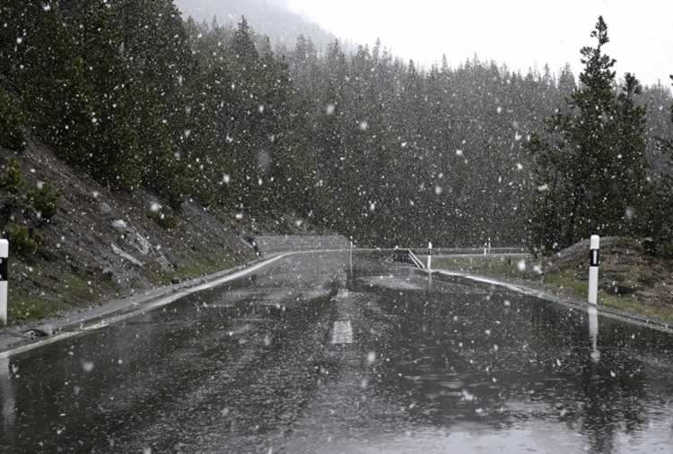 Из-за дождя и снега на перевале Умбрайль на швейцарско-итальянской границе пришлось изменить маршрут 16-го этапа