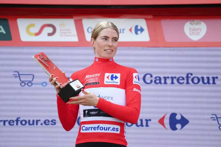 Деми Воллеринг в красной майке победительницы гонки La Vuelta Femenina 2024