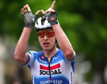 Тим Мерлье празднует победу, вспоминая бельгийца Ваутера Вейландта, погибшего во время Джиро д'Италия в 2011 году
