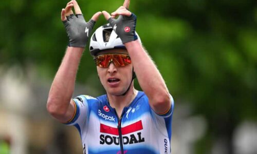 Тим Мерлье празднует победу, вспоминая бельгийца Ваутера Вейландта, погибшего во время Джиро д'Италия в 2011 году