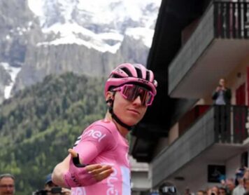 Тадей Погачар перед началом 17-го этапа «Джиро д'Италия»