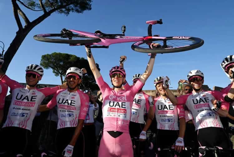 На «Тур де Франс» Погачар получит еще большую поддержку от очень сильной команды UAE Team Emirates.