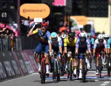 Джонатан Милан радуется победе на четвертом этапе «Джиро д'Италия 2024»