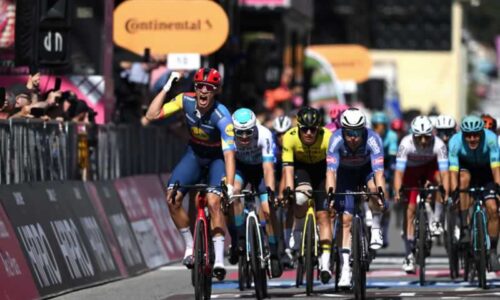 Джонатан Милан радуется победе на четвертом этапе «Джиро д'Италия 2024»