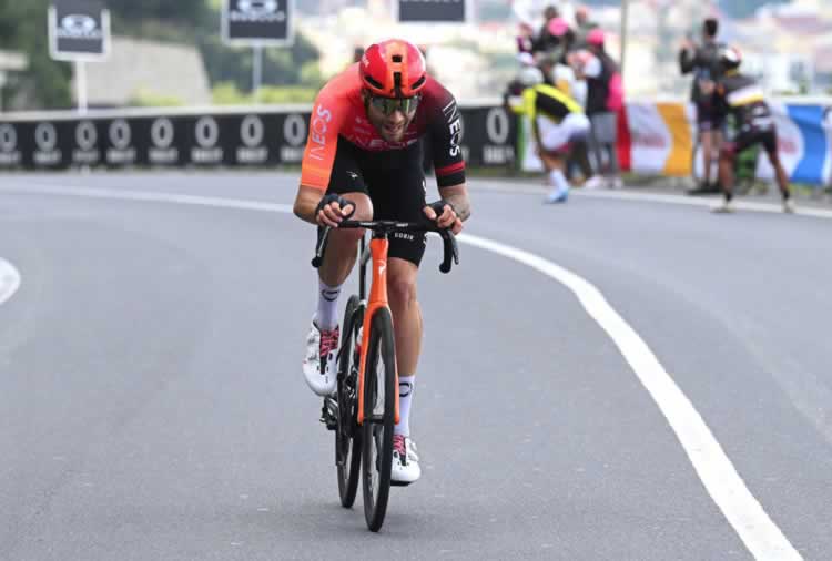 Филиппо Ганна проводит мощную атаку в конце гонки на четвертом этапе «Джиро д'Италия 2024»