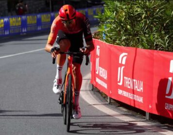 Филиппо Ганна совершает мощную атаку в конце гонки на четвертом этапе «Джиро д'Италия 2024»