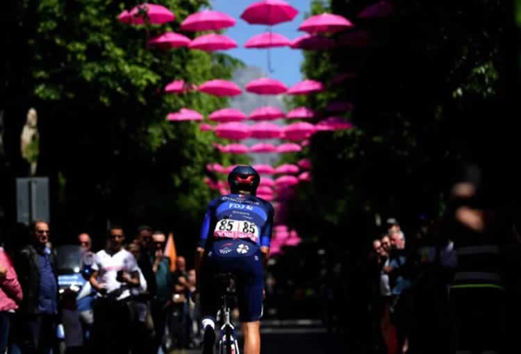 Пелотон "Джиро д'Италия" получил первый день отдыха в Неаполе