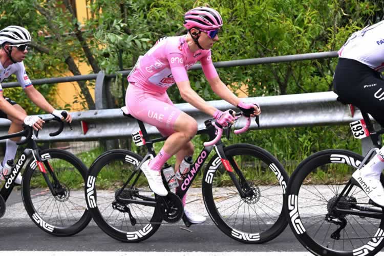 Тадей Погачар во время пятого этапа "Джиро д'Италия 2024"