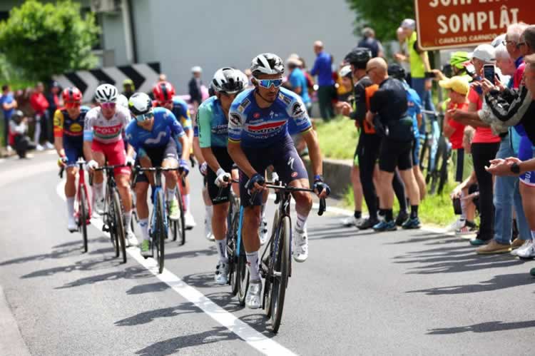 Джулиан Алафилиппе в отрыве на 19-м этапе "Джиро д'Италия 2024"