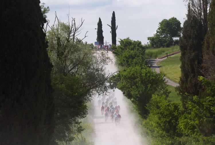 Участники гонки едут по белым дорогам Тосканы во время шестого этапа
