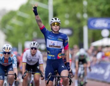 Лорена Вибес из команды SD Worx-Protime празднует победу на третьем этапе RideLondon Classique 2024