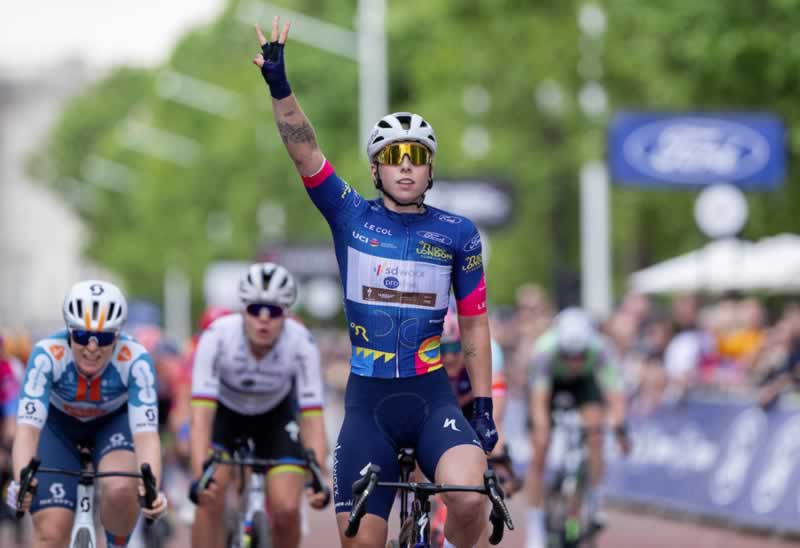 Лорена Вибес из команды SD Worx-Protime празднует победу на третьем этапе RideLondon Classique 2024