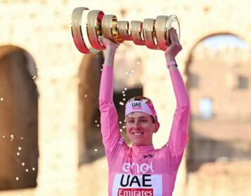 Джиро д'Италия 2024: Тадей Погачар из команды UAE Team Emirates празднует победу в общем зачете в Риме