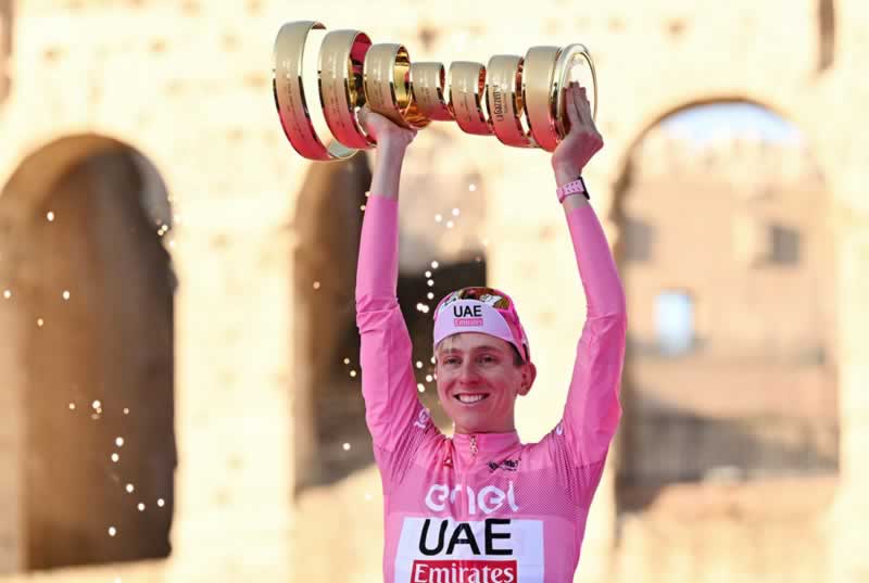 Джиро д'Италия 2024: Тадей Погачар из команды UAE Team Emirates празднует победу в общем зачете в Риме