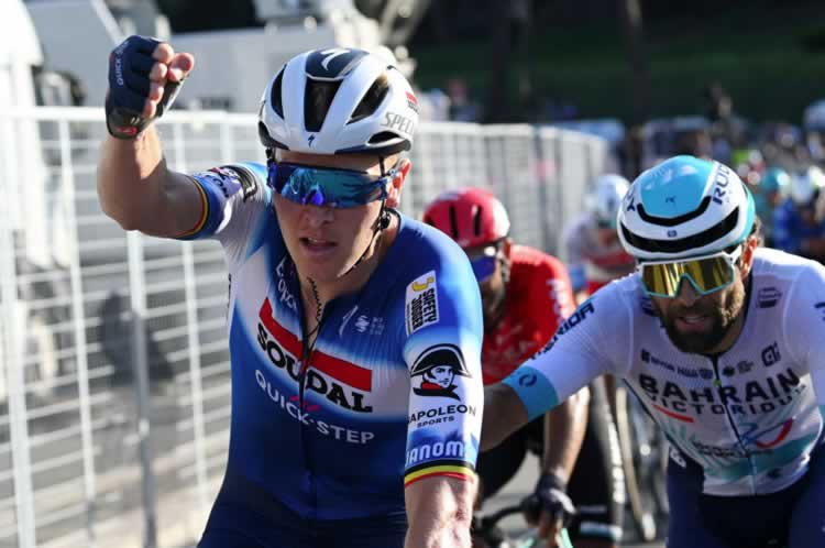 Тим Мерлье (Soudal-Quickstep) победно пересекает линию на заключительном этапе «Джиро д'Италия 2024»