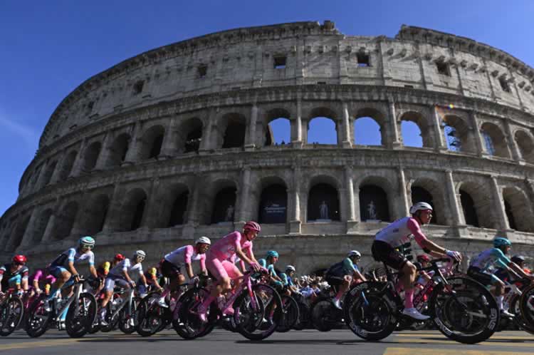 Велосипедисты проносятся перед Колизеем в Риме на 21-м этапе «Джиро д'Италия 2024»