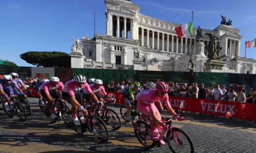 Победитель Джиро д'Италия 2024 Тадей Погачар на заключительном этапе гонки