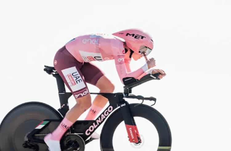 Погачар засекает время на седьмом этапе «Джиро д'Италия 2024»