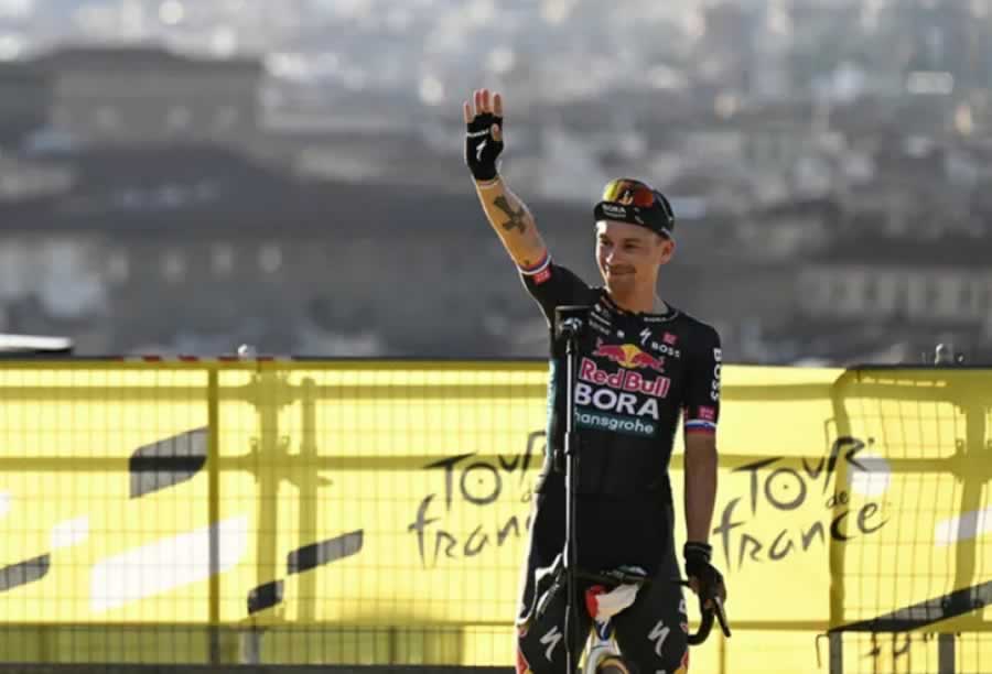 Примож Роглич из команды Red Bull-Bora-Hansgrohe на презентации команд "Тур де Франс" 2024 года во Флоренции