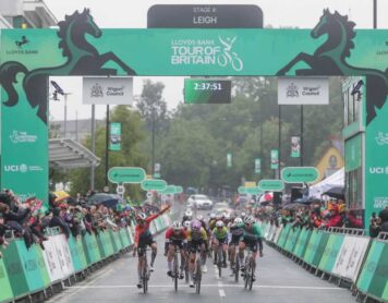 Кристин Маджеруз (Worx-Protime) празднует победу, но Руби Роузман-Гэннон (Liv-AlUla-Jayco) выигрывает четвертый этап женской велогонки Тура Британии 2024 года в Лей