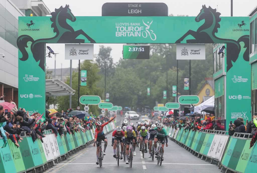 Кристин Маджеруз (Worx-Protime) празднует победу, но Руби Роузман-Гэннон (Liv-AlUla-Jayco) выигрывает четвертый этап женской велогонки Тура Британии 2024 года в Лей