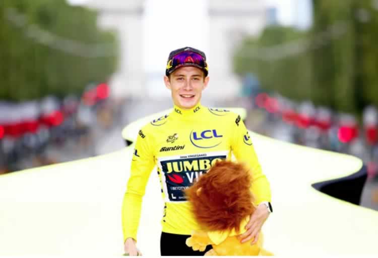 Йонас Вингегаард (Jumbo-Visma) празднует победу в общем зачете на "Тур де Франс" 2023 года
