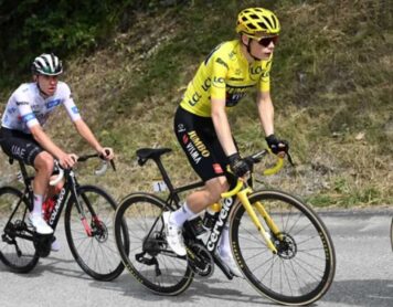 Йонас Вингегаард и Тадей Погачар на велогонке «Тур де Франс» 2023 года