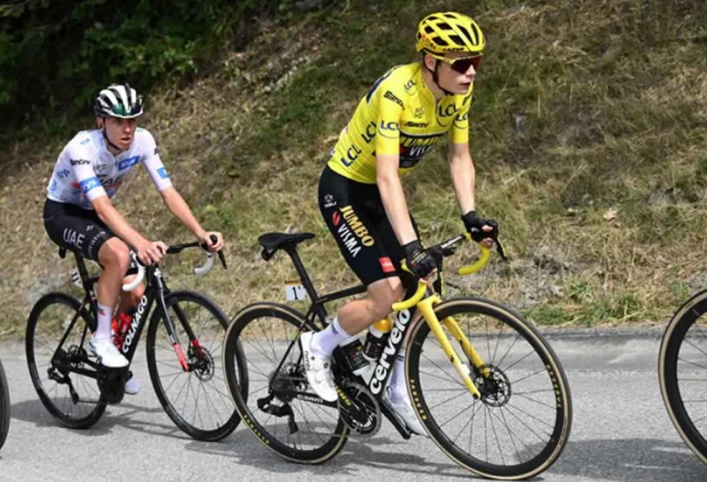 Йонас Вингегаард и Тадей Погачар на велогонке «Тур де Франс» 2023 года