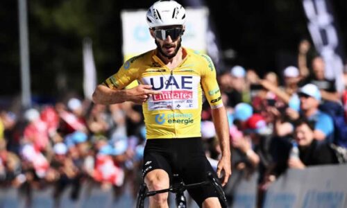 Адам Йейтс празднует победу на пятом этапе Тура Швейцарии 2024