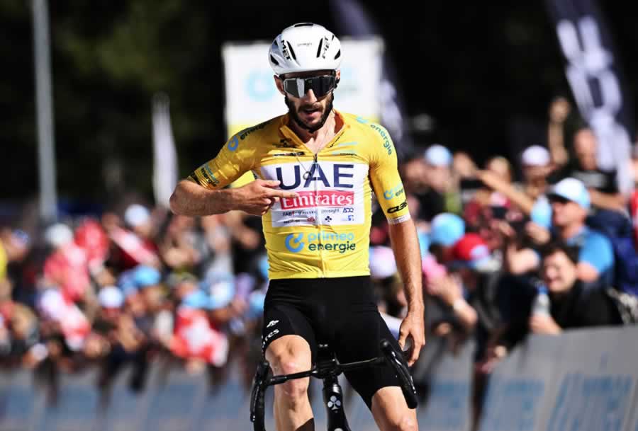Адам Йейтс празднует победу на пятом этапе Тура Швейцарии 2024