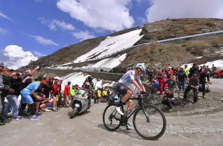 Джиро д'Италия 2018: Крис Фрум на пути к победе в Бардонеккье