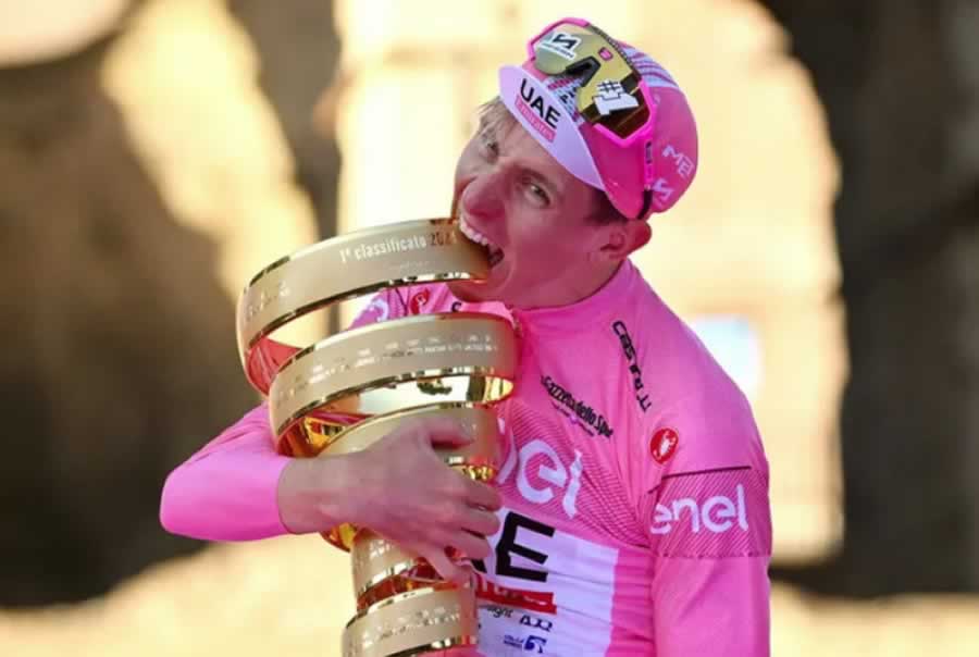 Тадей Погачар празднует победу на Джиро д'Италия 2024