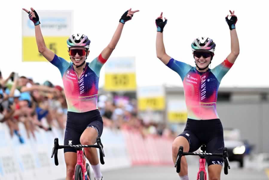 Неве Брэдбери и Катаржина Нивиадома празднуют победу на женской велогонке "Тур Швейцарии 2024"