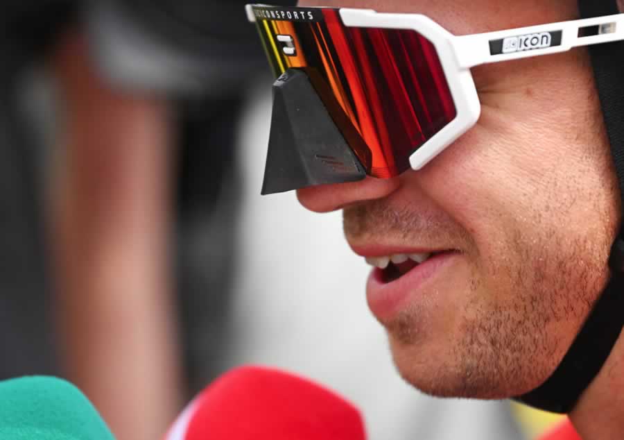 Дилан Гроневеген (Jayco-AlUla) в необычных очках на третьем этапе Тур де Франс 2024